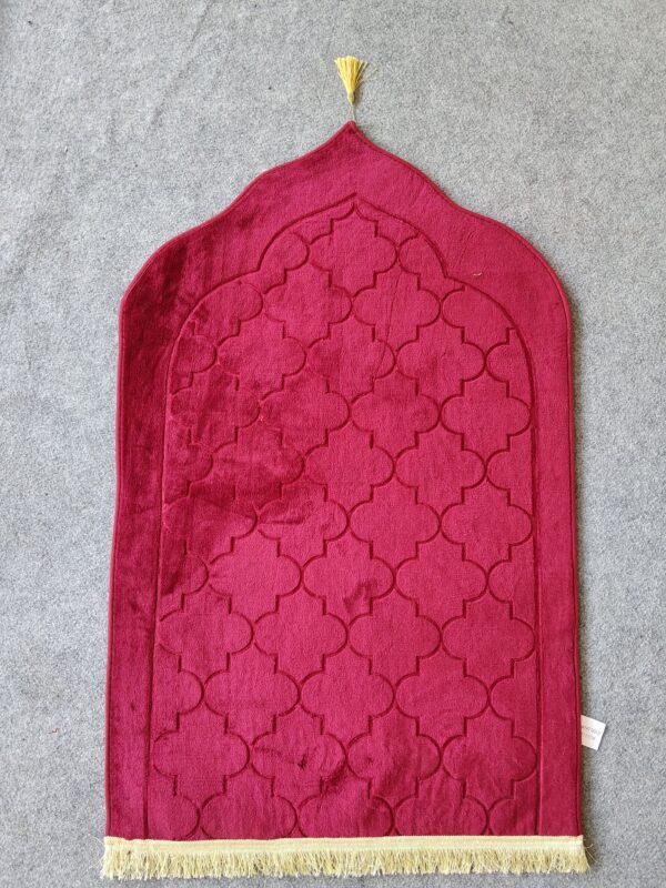Name: laser cutting janamaz
colour: maroon 🟥
size: 27×42
Weight: 660 gm
washable