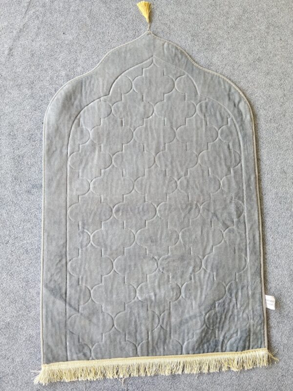 Name: laser cutting janamaz
colour: Grey 🩶
size: 27×42
Weight: 660 gm
washable